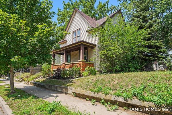 1121 Baxter SE Street