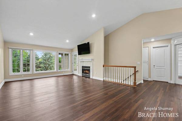 4942 N Quail Crest SE Drive, Grand Rapids, MI 49546