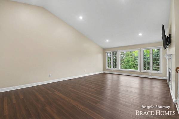4942 N Quail Crest SE Drive, Grand Rapids, MI 49546