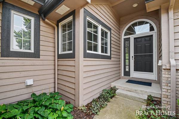 4942 N Quail Crest SE Drive, Grand Rapids, MI 49546