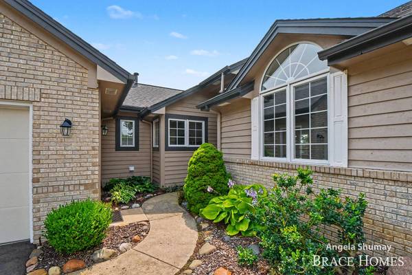 4942 N Quail Crest SE Drive, Grand Rapids, MI 49546