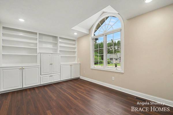 4942 N Quail Crest SE Drive, Grand Rapids, MI 49546