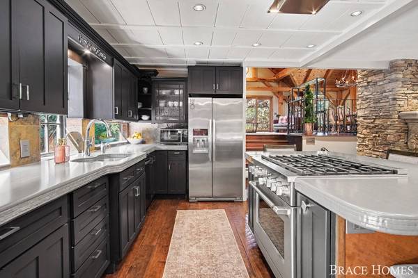 5501 Canyon River NE Drive, Ada, MI 49301