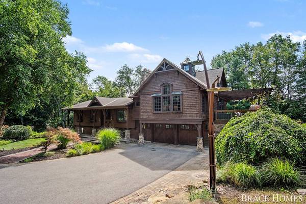 5501 Canyon River NE Drive, Ada, MI 49301