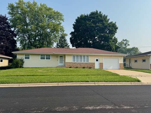 211 6th St, Waunakee, WI 53597-1631