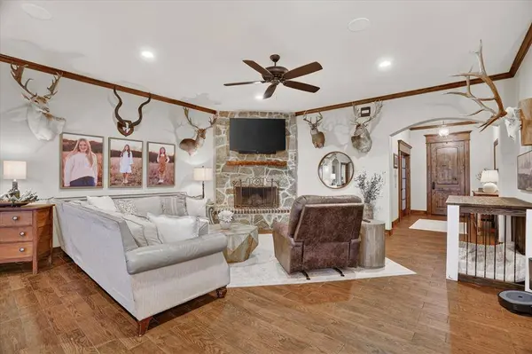 19001 N County Line Road, Ponder, TX 76259