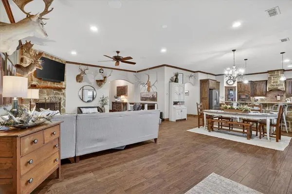 19001 N County Line Road, Ponder, TX 76259