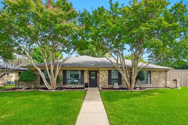 202 Mistletoe Drive, Richardson, TX 75081