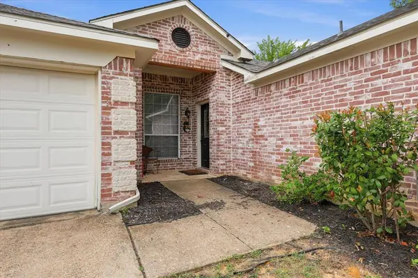 5002 Bayberry Drive, Arlington, TX 76017