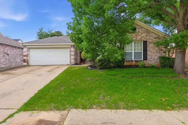 5002 Bayberry Drive, Arlington, TX 76017