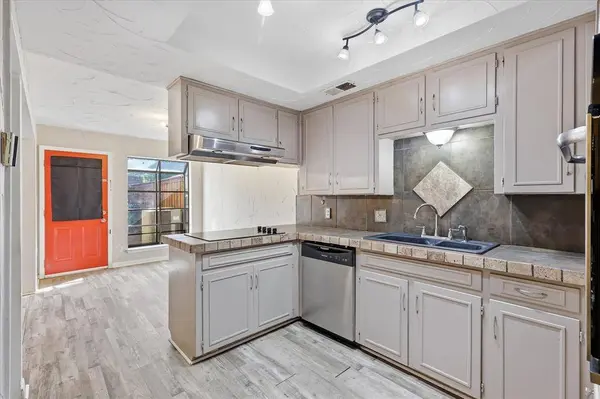 981 Chateau Valee Circle, Bedford, TX 76022