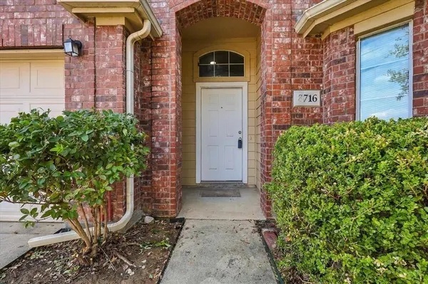 8716 Wagon Trail, Cross Roads, TX 76227