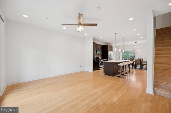 914 N FRONT ST, Philadelphia, PA 19123