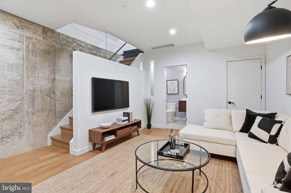 1230 LEOPARD ST, Philadelphia, PA 19125