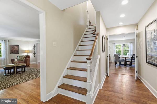 6 MOON CIR, Yardley, PA 19067