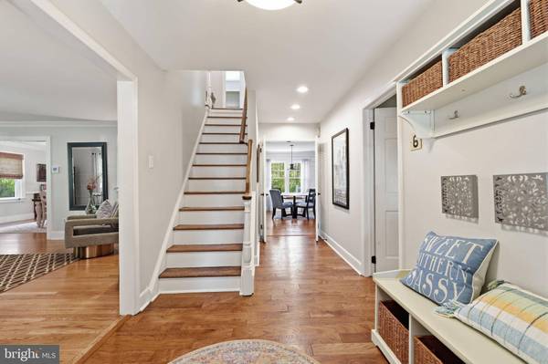 6 MOON CIR, Yardley, PA 19067