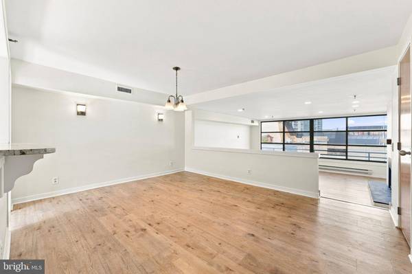 7 N CHRISTOPHER COLUMBUS BLVD #203, Philadelphia, PA 19106
