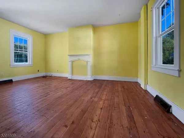 54 Front St, Belvidere Twp., NJ 07823