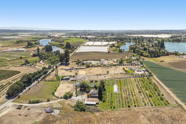 613 Lakeview Rd, Watsonville, CA 95076-2227