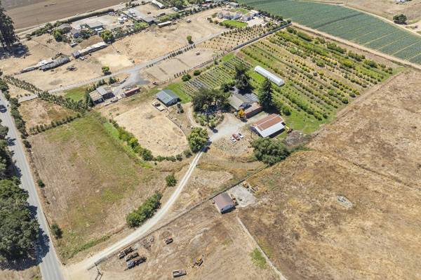 613 Lakeview Rd, Watsonville, CA 95076-2227