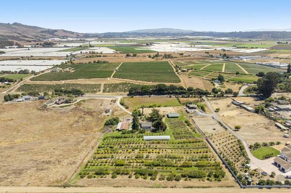 613 Lakeview Rd, Watsonville, CA 95076-2227