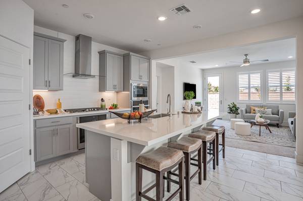 7073 Starburst Ln, Roseville, CA 95747-9369