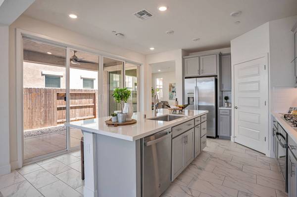 7073 Starburst Ln, Roseville, CA 95747-9369