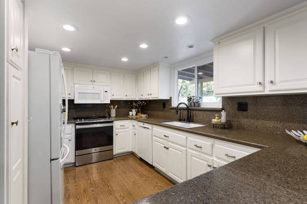 8205 Lash Larue Ln, Citrus Heights, CA 95610-3265