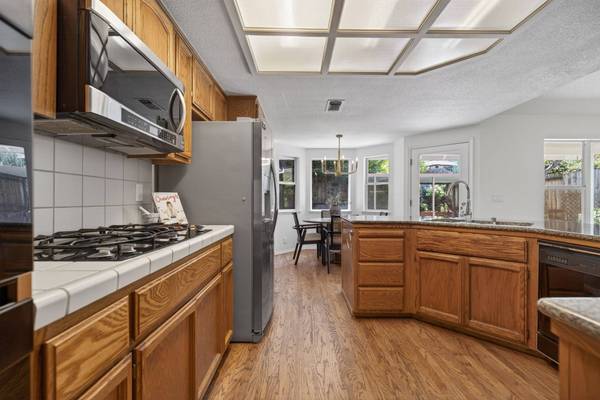 1582 Misty Wood Dr, Roseville, CA 95747-7901