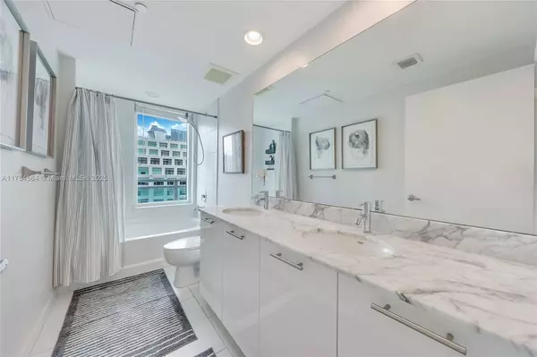 951 Brickell Ave #3201, Miami, FL 33131