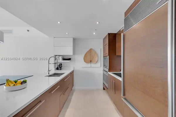 465 Brickell Ave #2703, Miami, FL 33131