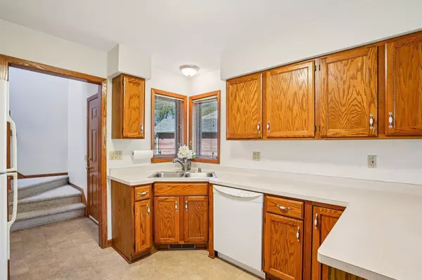 317 Castle Oaks Crossing, Waunakee, WI 53597