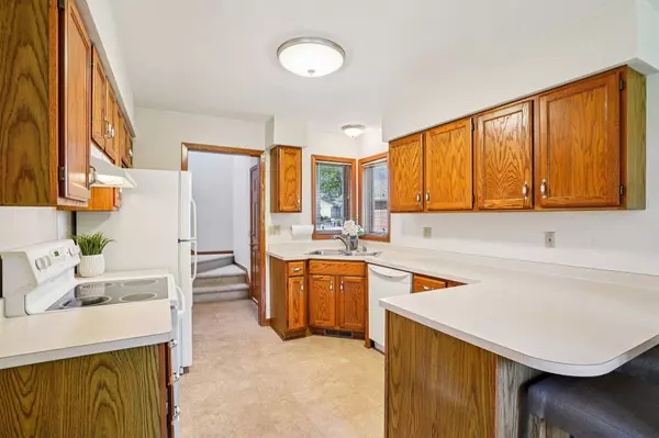 317 Castle Oaks Crossing, Waunakee, WI 53597