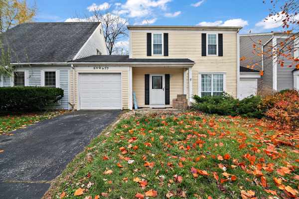 29W477 Blackthorn Ln, Warrenville, IL 60555-2617