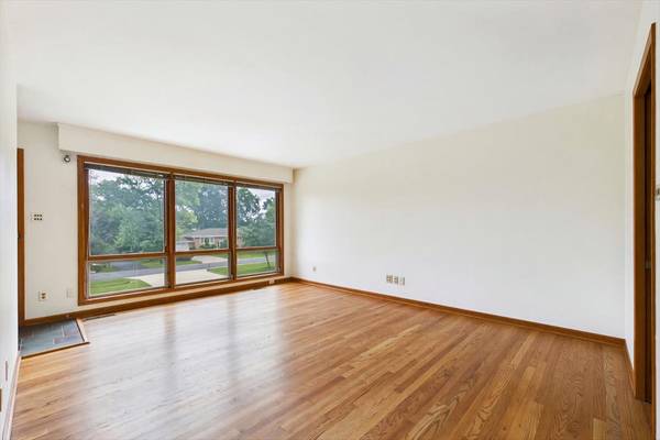 2N356 Euclid Ave, Glen Ellyn, IL 60137-2830