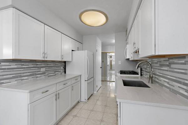 20 N Tower RD #4F, Oak Brook, IL 60523