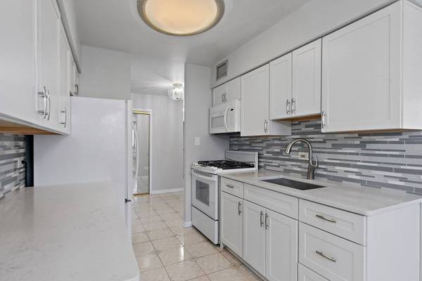 20 N Tower RD #4F, Oak Brook, IL 60523