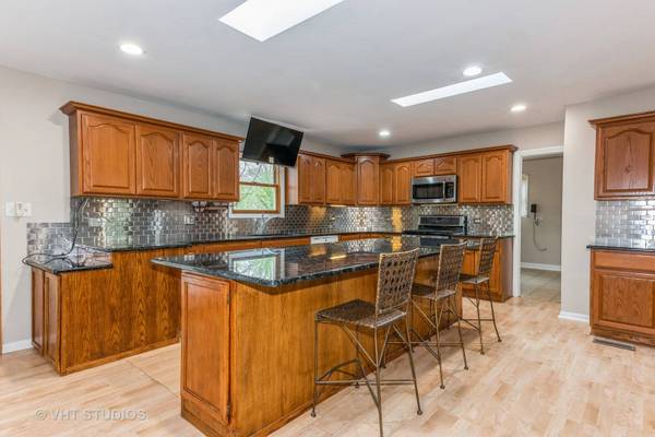 1629 Larry LN, Glendale Heights, IL 60139