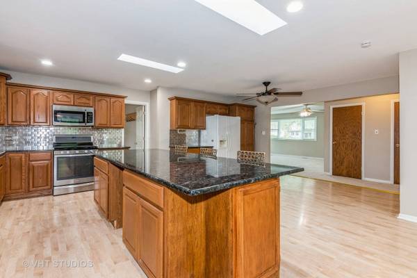 1629 Larry LN, Glendale Heights, IL 60139