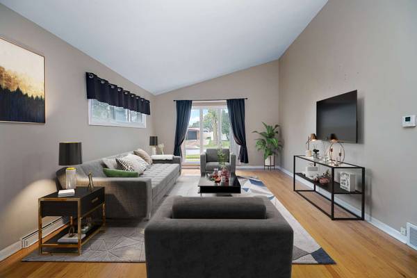 10910 Robinhood ST, Westchester, IL 60154