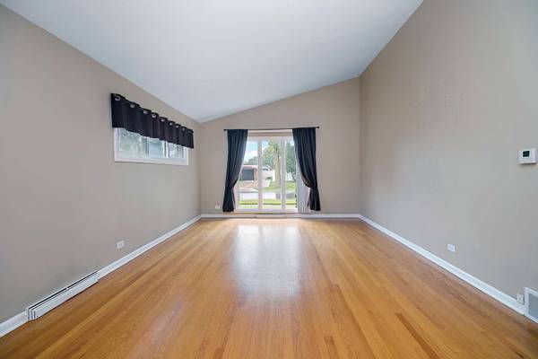 10910 Robinhood ST, Westchester, IL 60154