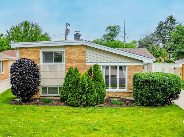 10910 Robinhood ST, Westchester, IL 60154