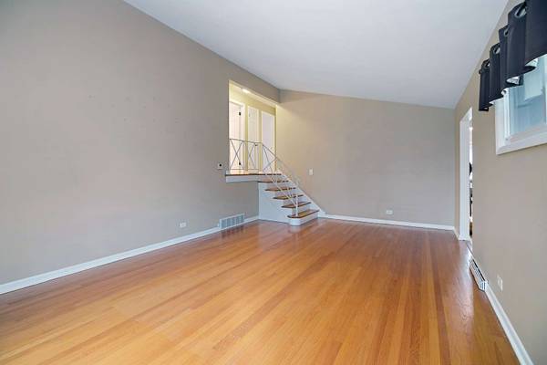 10910 Robinhood ST, Westchester, IL 60154