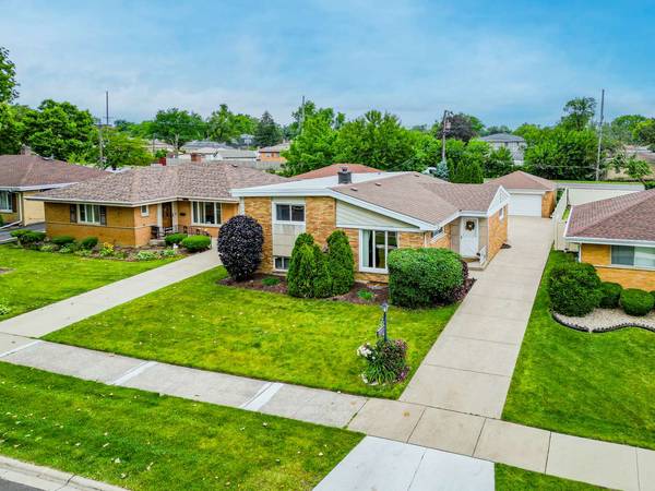 10910 Robinhood ST, Westchester, IL 60154