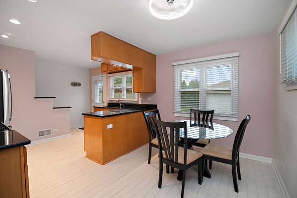 10910 Robinhood ST, Westchester, IL 60154