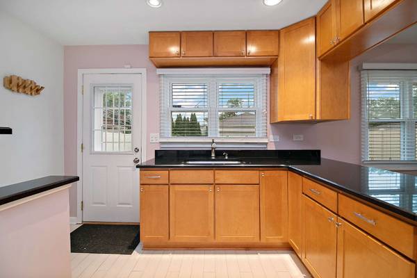 10910 Robinhood ST, Westchester, IL 60154