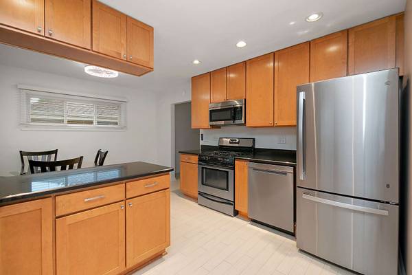 10910 Robinhood ST, Westchester, IL 60154