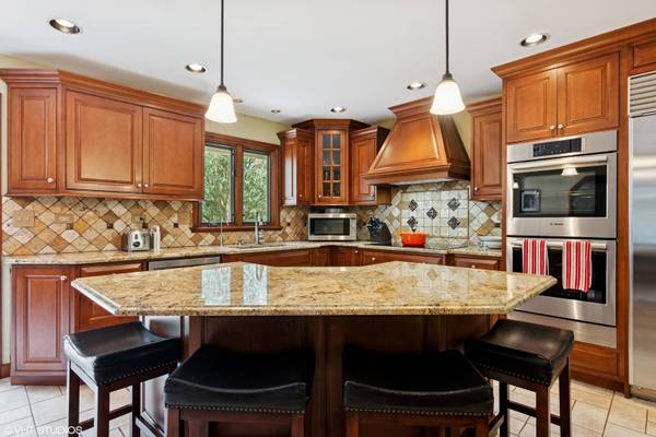 28W520 Pamela CT, West Chicago, IL 60185