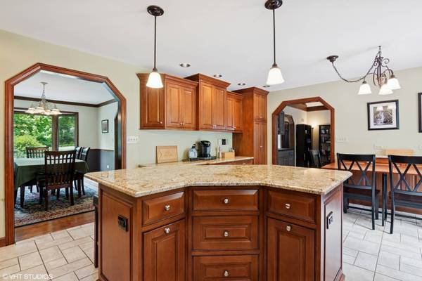 28W520 Pamela CT, West Chicago, IL 60185