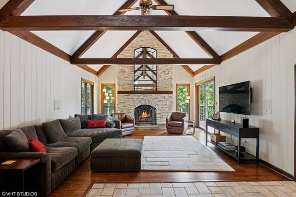 28W520 Pamela CT, West Chicago, IL 60185